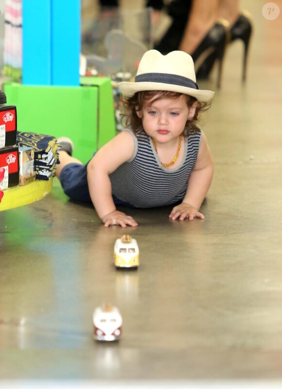Skyler joue sur le sol d'un magasin pendant une virée shopping à Los Angeles le 29 octobre 2012.