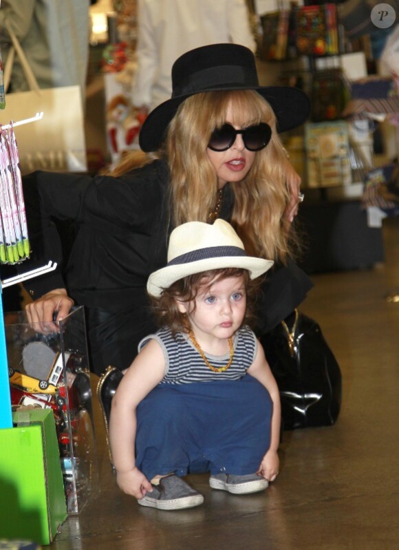 Rachel Zoe et Skyler dans un magasin de Los Angeles le 29 octobre 2012.