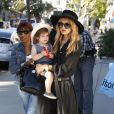 Rachel Zoe et son fils Skyler dans la rue pour une virée shopping à Los Angeles le 29 octobre 2012.