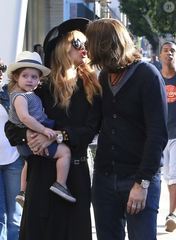 Pause tendresse pour Rachel Zoe et son mari Rodger Berman, avec leur fils Skyler à Los Angeles le 29 octobre 2012.