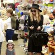 Rachel Zoe surveille son fils Skyler lors d'une virée shopping à Los Angeles le 29 octobre 2012.