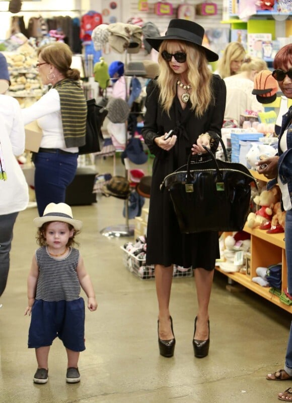 Rachel Zoe surveille son fils Skyler lors d'une virée shopping à Los Angeles le 29 octobre 2012.