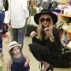 Rachel Zoe joue avec son fils Skyler pendant une virée shopping à Los Angeles le 29 octobre 2012.