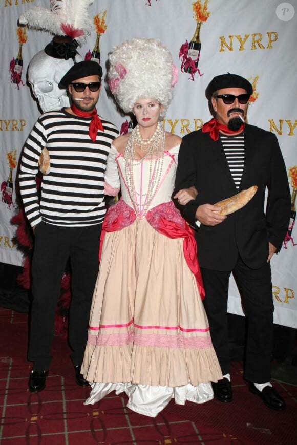 Debra Messing entouré de Michael Kors et son mari au bal annuel d'Halloween organisé par Bette Midler, à New York, le 31 octobre 2012.