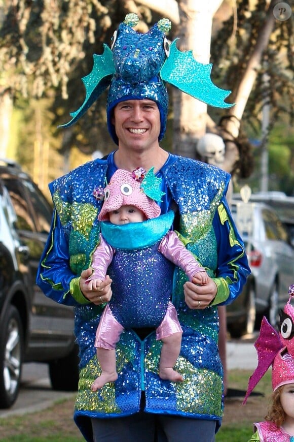 Alexis Denisof et sa fille déguisés en hyppocampes pour Halloween.