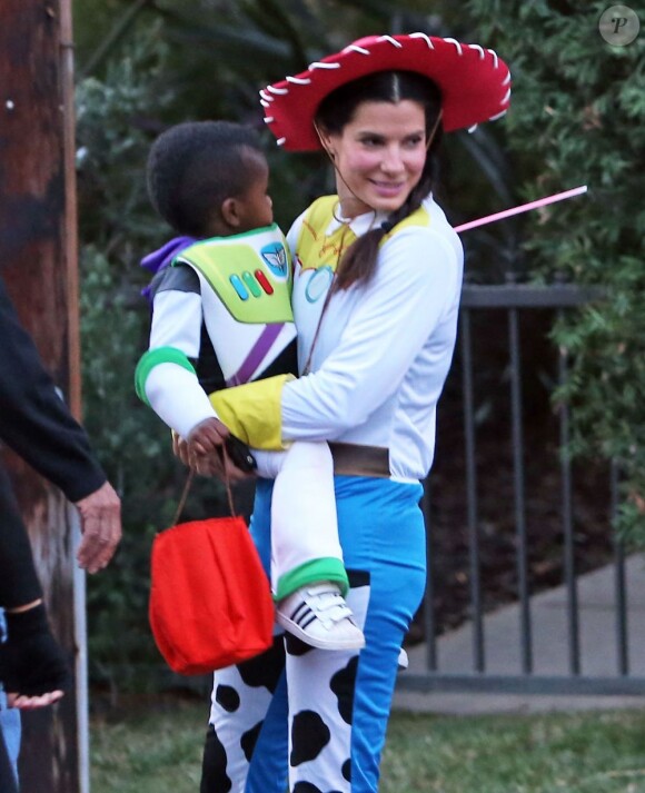 Sandra Bullock et son fils déguisés pour Halloween 2012.
