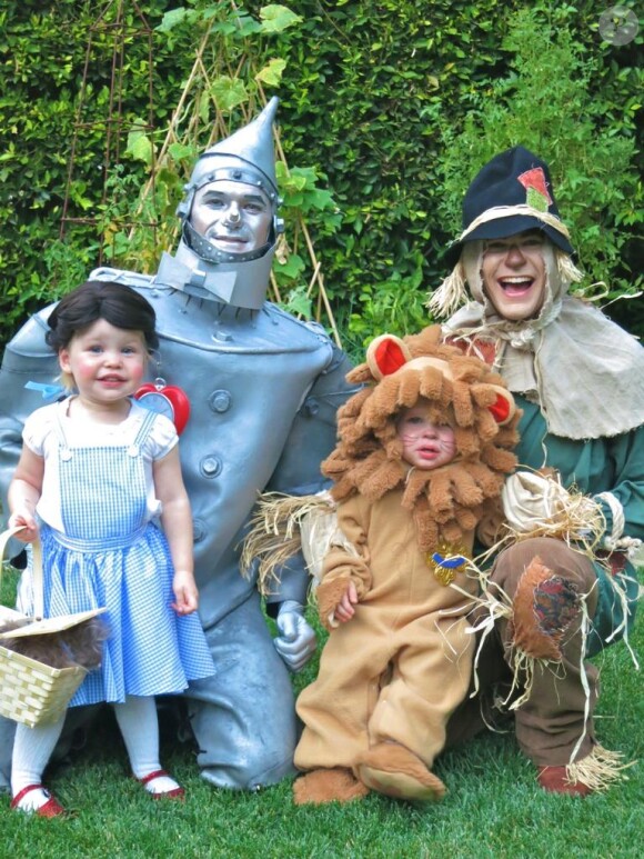 Neil Patrick Harris avec son compagnon et ses jumeaux pour Halloween.