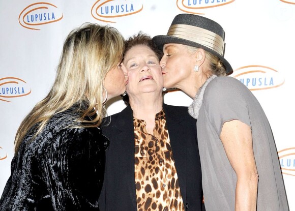 Sharon Stone, sa soeur Kelly et sa mère Dorothy à la 10e soirée annuelle Hollywood Bag Ladies Luncheon pour l'association LUPUS LA à Beverly Hills le 1er novembre 2012.