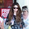 Selena Gomez sort de chez Ralph's pour prendre un repas à emporter après s'être rendu chez Velvet Hands pour une manicure et une pédicure. Los Angeles, le 24 juillet 2012.