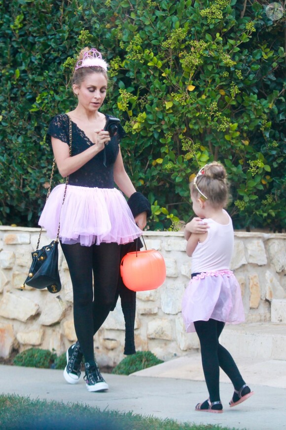 Nicole Richie et sa fille Harlow, 4 ans, déguisées en danseuse pour Halloween, le 31 octobre dernier à Hollywood.