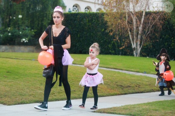 Nicole Richie se rend à une Halloween Party à Beverly Hills avec ses enfants Harlow 4 ans et Sparrow, 3 ans, le 31 octobre 2012.