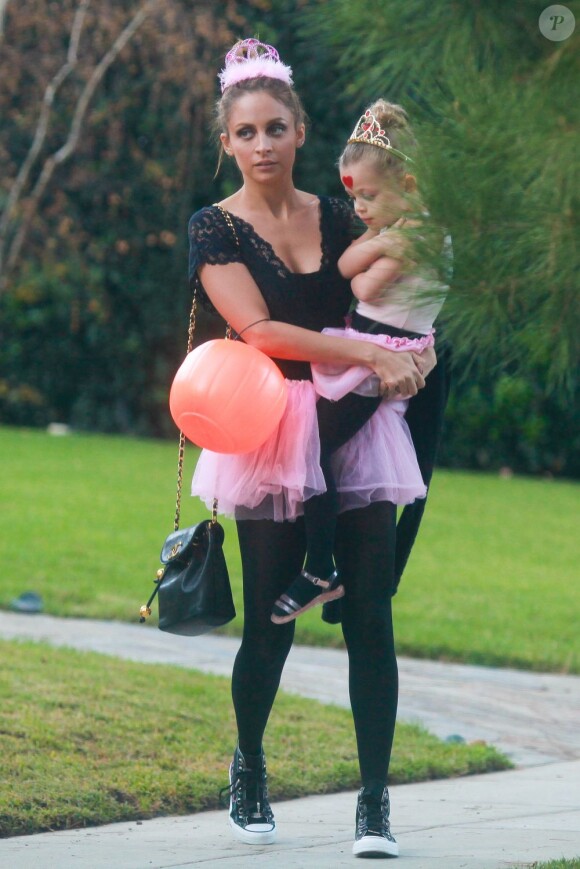 Nicole Richie se rend à une Halloween Party à Beverly Hills avec ses enfants Harlow 4 ans et Sparrow, 3 ans, le 31 octobre 2012.
