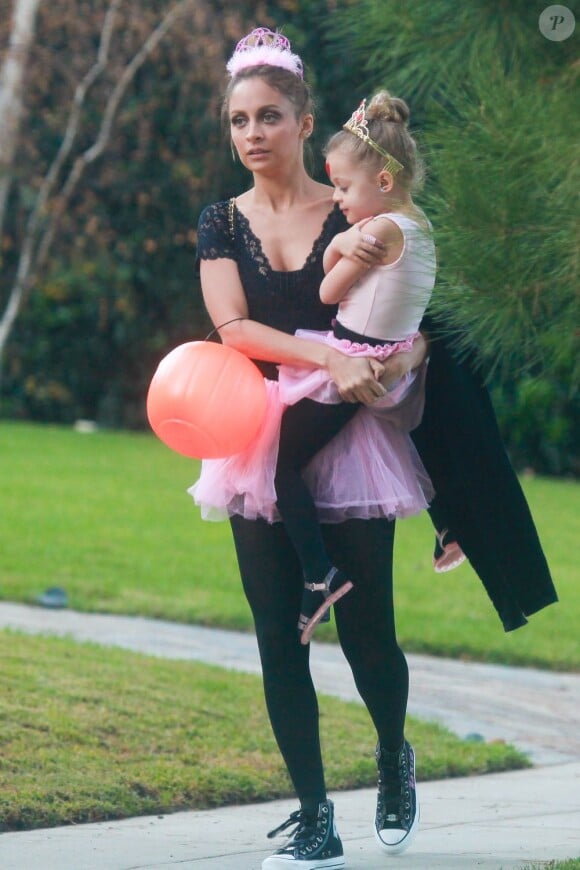 Nicole Richie se rend à une Halloween Party à Beverly Hills avec ses enfants Harlow 4 ans et Sparrow, 3 ans, le 31 octobre 2012.