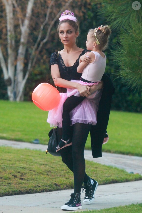Nicole Richie se rend à une Halloween Party à Beverly Hills avec ses enfants Harlow 4 ans et Sparrow, 3 ans, le 31 octobre 2012.