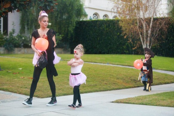 Nicole Richie se rend à une Halloween Party à Beverly Hills avec ses enfants Harlow 4 ans et Sparrow, 3 ans, le 31 octobre 2012.