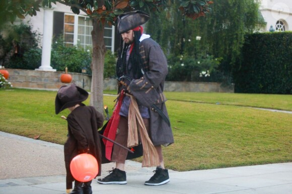 Joel Madden déguisé en pirate comme son fils pour Halloween.