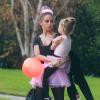 Nicole Richie en danseuse se rend à une Halloween Party à Beverly Hills avec ses enfants Harlow 4 ans et Sparrow, 3 ans, le 31 octobre 2012.