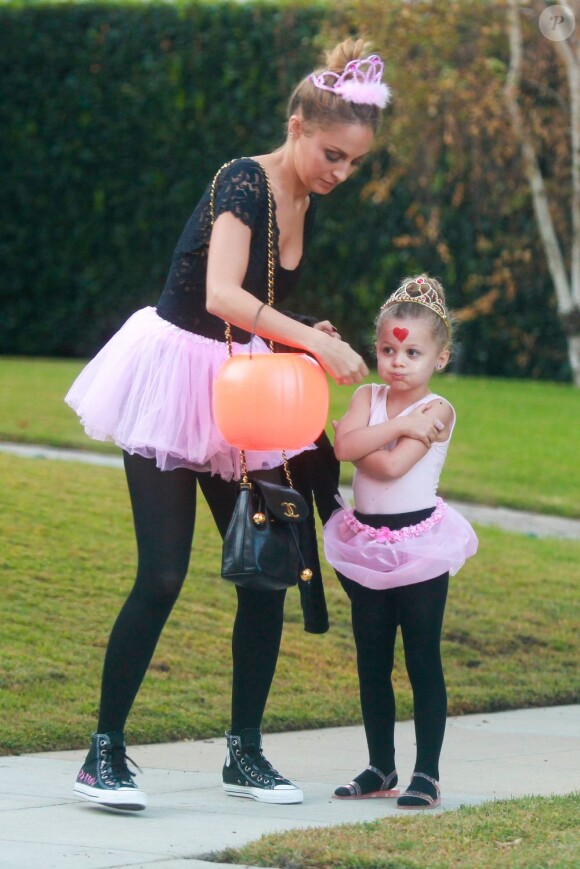 Nicole Richie se rend à une Halloween Party à Beverly Hills avec ses enfants Harlow 4 ans et Sparrow, 3 ans, le 31 octobre 2012.