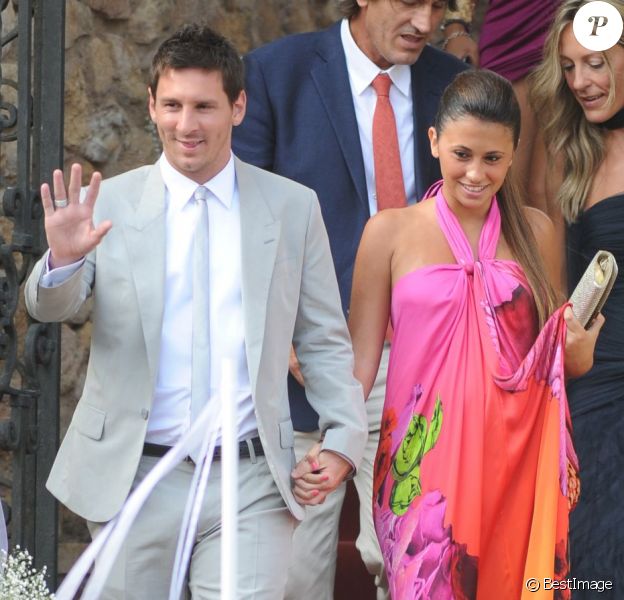 Lionel Messi et sa compagne Antonella Roccuzzo, ici au mariage d'Andres Iniesta en juillet 2012, sont parents d'un petit Thiago, a annoncé vendredi 2 novembre 2012 le footballeur du FC Barcelone.