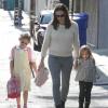 Jennifer Garner va chercher ses filles Violet et Seraphina Affleck à l'école à Brentwood, Los Angeles, le 1er novembre 2012