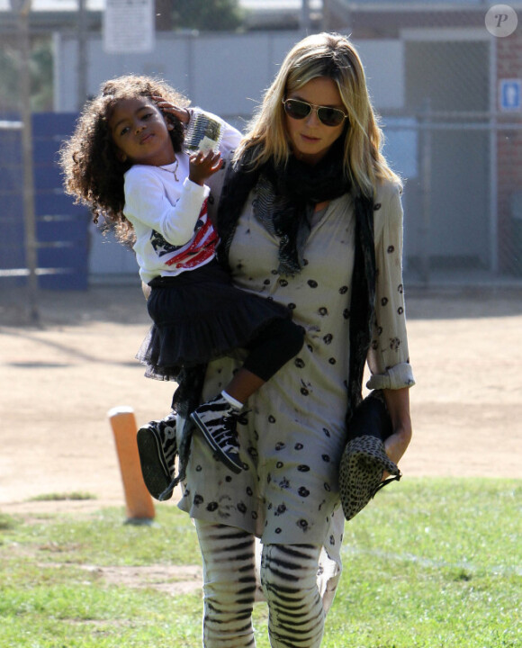Heidi Klum et son adorable petite Lou profitent d'une journée ensoleillée au parc à Los Angeles le 3 Novembre 2012