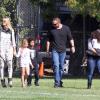 Heidi Klum emmène ses enfants Johan, Lou, Leni et Henry au parc avec son compagnon Martin Kristen à Los Angeles le 3 Novembre 2012