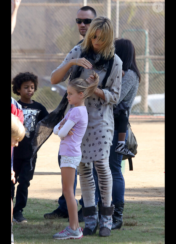 Heidi Klum recoiffe sa petite Leni devant Henry au parc avec son compagnon Martin Kristen à Los Angeles le 3 Novembre 2012