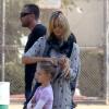 Heidi Klum recoiffe sa petite Leni devant Henry au parc avec son compagnon Martin Kristen à Los Angeles le 3 Novembre 2012