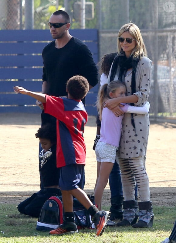 Heidi Klum s'occupe de Leni pendant que son compagnon Martin Kristen s'amuse avec Henry et Johan au parc à Los Angeles le 3 Novembre 2012