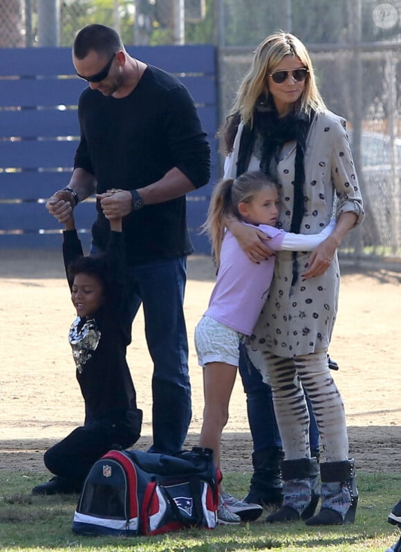Heidi Klum s'occupe de Leni pendant que son compagnon Martin Kristen s'amuse avec Henry au parc à Los Angeles le 3 Novembre 2012
