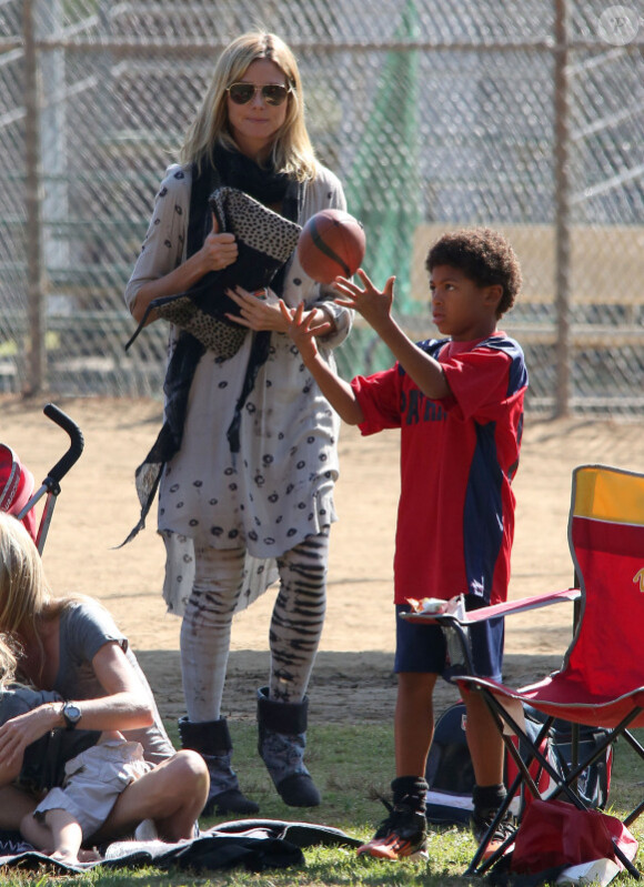 Heidi Klum réconforte Johan au parc à Los Angeles le 3 Novembre 2012