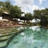 Illustration de la superbe piscine de l'hôtel Faru Faru Lodge où Jessica Biel et Justin Timberlake ont passé leur lune de miel en Tanzanie