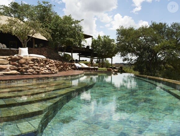 Illustration de la superbe piscine de l'hôtel Faru Faru Lodge où Jessica Biel et Justin Timberlake ont passé leur lune de miel en Tanzanie