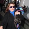 Carrie Fisher accompagnée de son chien à l'aéroport de Los Angeles, le 3 novembre 2012.