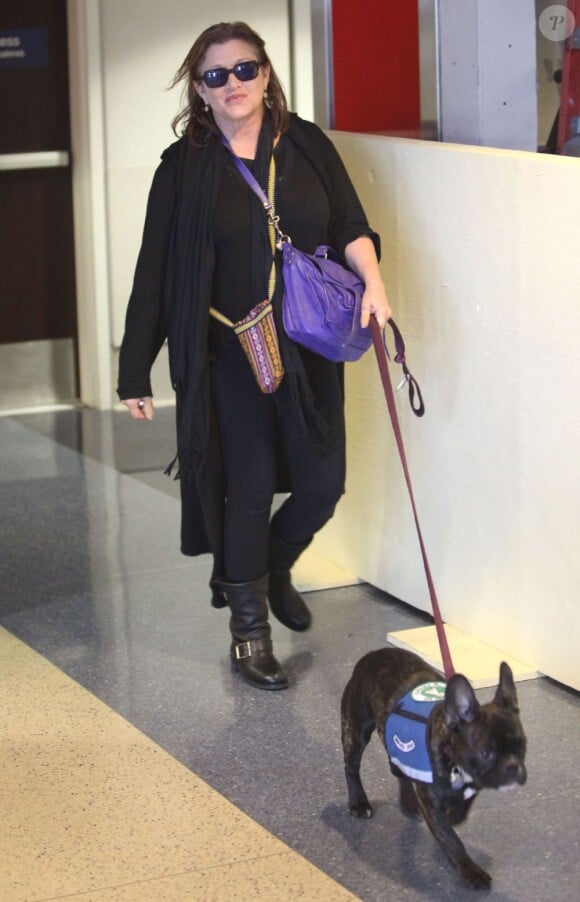 La princesse Leia, aka Carrie Fisher accompagnée de son chien à l'aéroport de Los Angeles, le 3 novembre 2012.