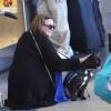 Carrie Fisher accompagnée de son chien à l'aéroport de Los Angeles, le 3 novembre 2012.