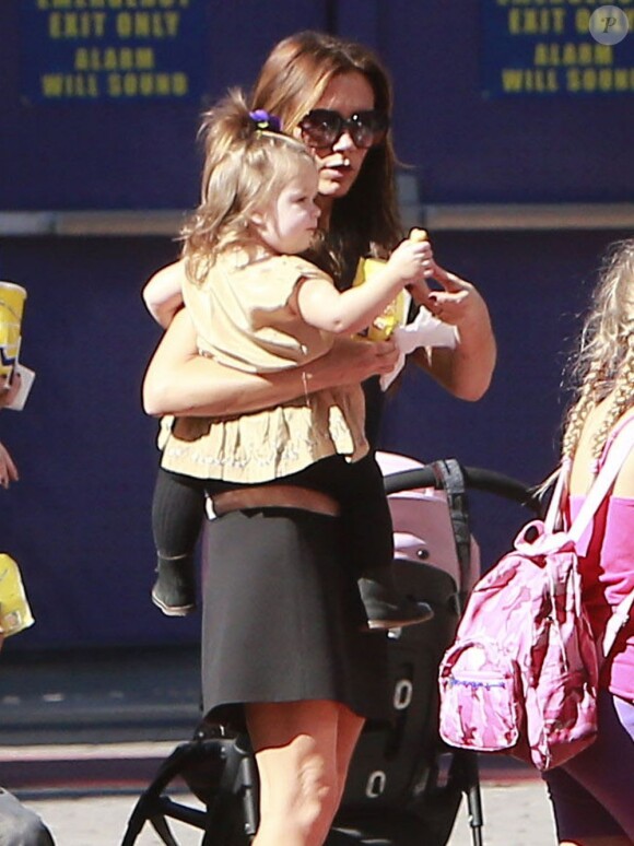 Victoria Beckham tient dans ses bras la petite Harper alors qu'elle se promène à Universal City, le 4 novembre 2012.
