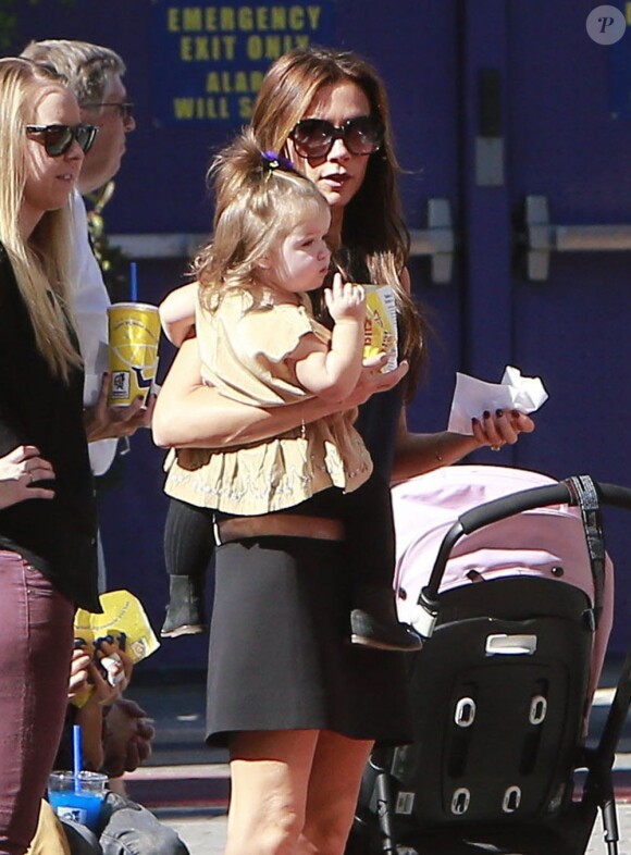 Victoria Beckham et ses adorables enfants Brooklyn, Romeo, Cruz et Harper se promènent à Universal City, le 4 novembre 2012.