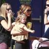 Victoria Beckham et toute sa petite famille se promènent pendant que Cruz fait de l'aerokart, le 4 novembre 2012.