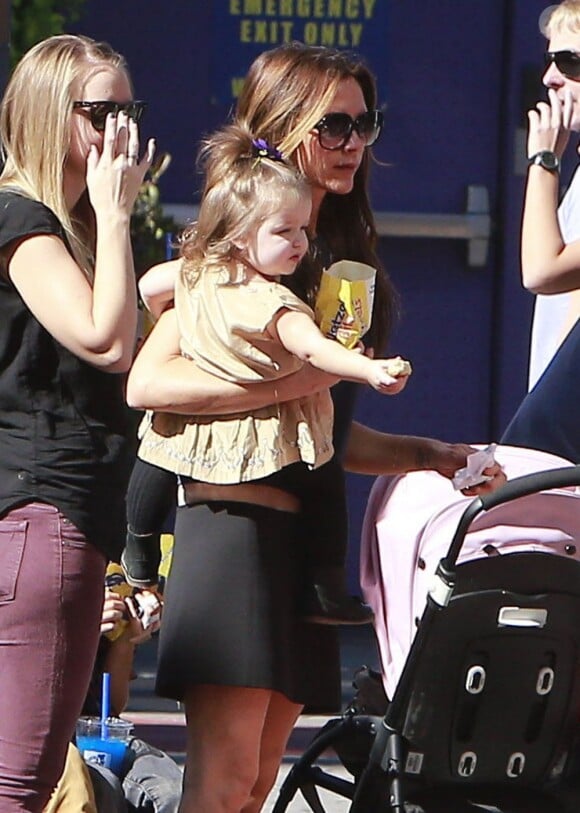 Victoria Beckham et toute sa petite famille se promènent pendant que Cruz fait de l'aerokart, le 4 novembre 2012.