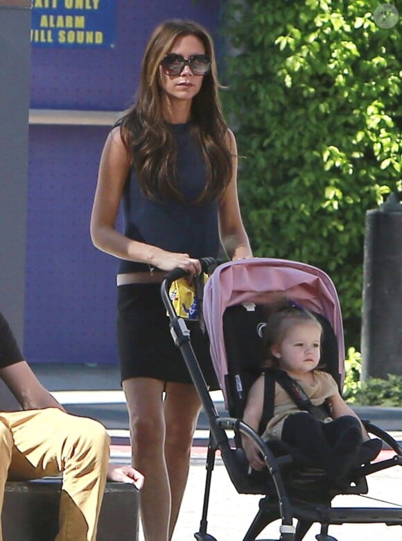 Victoria Beckham et sa petite robe noire avec sa fille Harper le 4 novembre 2012.