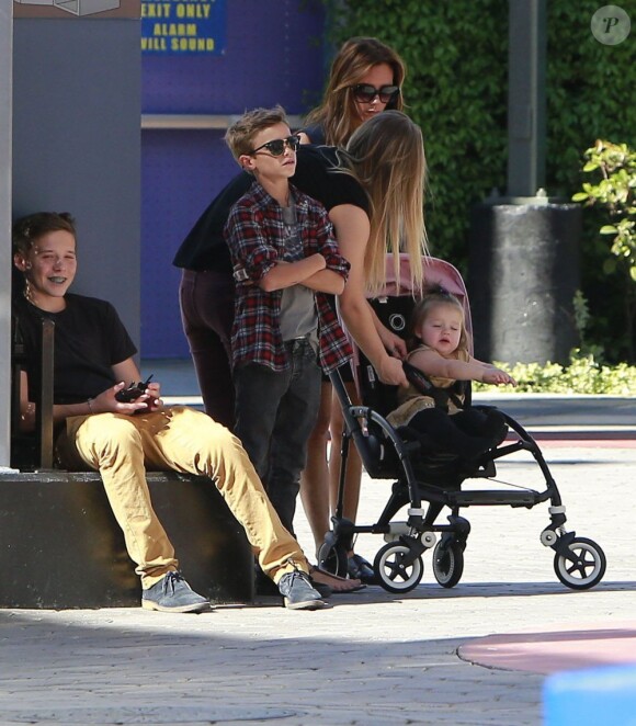 Victoria Beckham et ses adorables enfants Brooklyn, Romeo, Cruz et Harper se promènent à Universal City, le 4 novembre 2012.