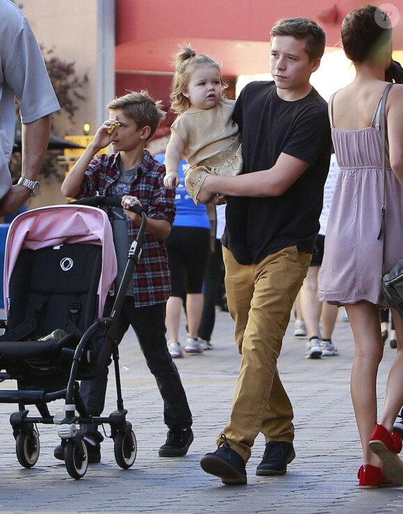 Victoria Beckham et ses adorables enfants Brooklyn, Romeo, Cruz et Harper se promènent à Universal City, le 4 novembre 2012.