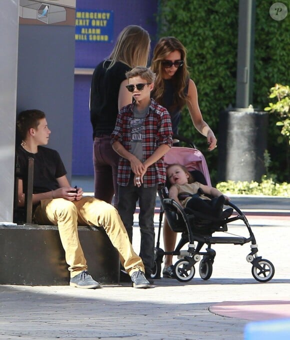 Victoria Beckham et ses adorables enfants Brooklyn, Romeo, Cruz et Harper se promènent à Universal City, le 4 novembre 2012.