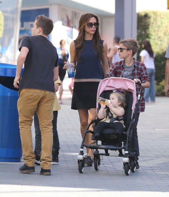 Victoria Beckham et ses adorables enfants Brooklyn, Romeo, Cruz et Harper se promènent à Universal City, le 4 novembre 2012.