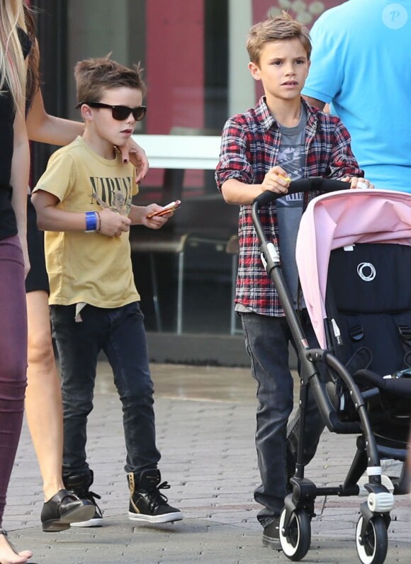 Victoria Beckham et ses adorables enfants Brooklyn, Romeo, Cruz et Harper se promènent à Universal City, le 4 novembre 2012.