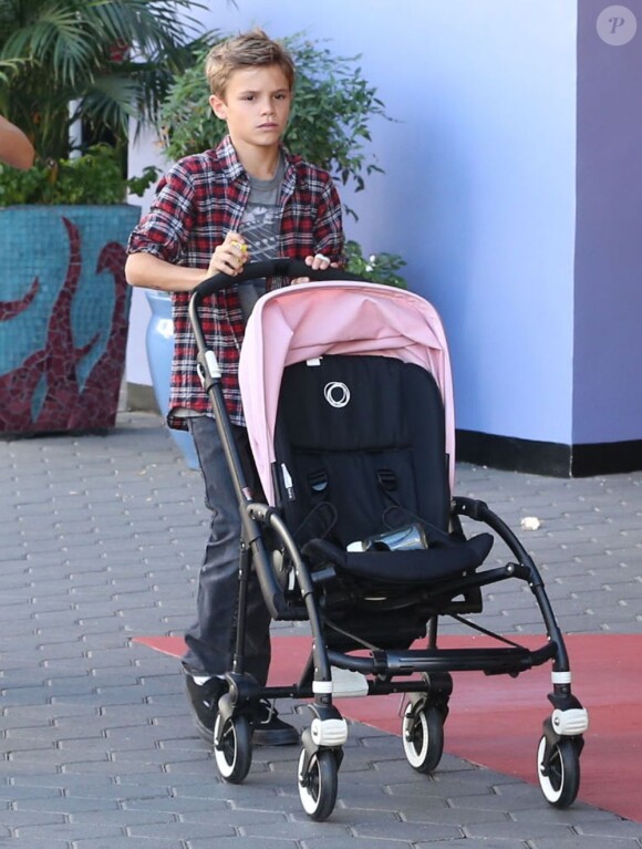 Victoria Beckham et ses adorables enfants Brooklyn, Romeo, Cruz et Harper se promènent à Universal City, le 4 novembre 2012.