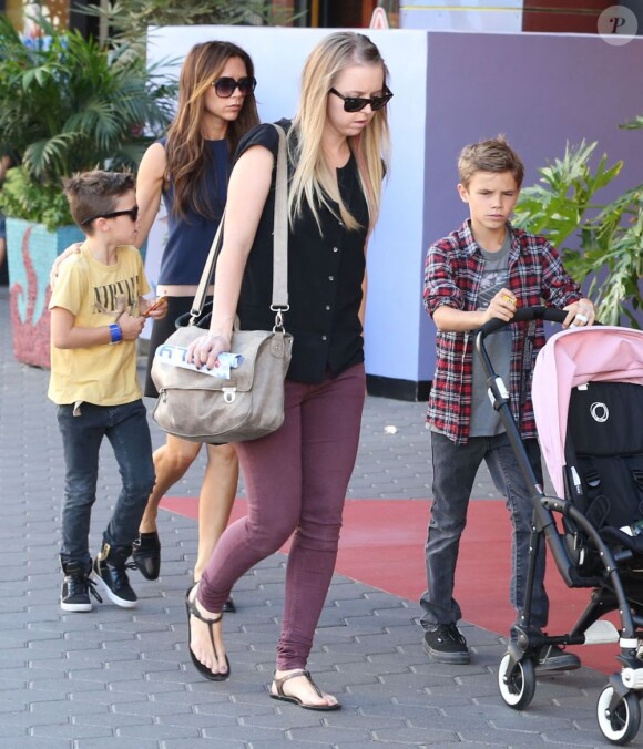 Victoria Beckham et ses adorables enfants Brooklyn, Romeo, Cruz et Harper se promènent à Universal City, le 4 novembre 2012.