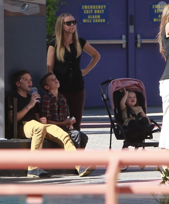 Victoria Beckham et ses adorables enfants Brooklyn, Romeo, Cruz et Harper se promènent à Universal City, le 4 novembre 2012.