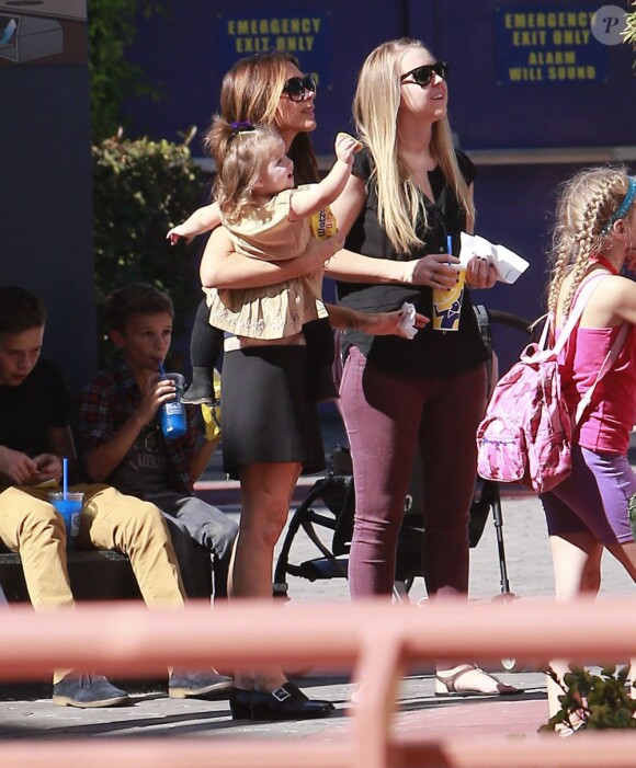 Victoria Beckham et ses adorables enfants Brooklyn, Romeo, Cruz et Harper se promènent à Universal City, le 4 novembre 2012.